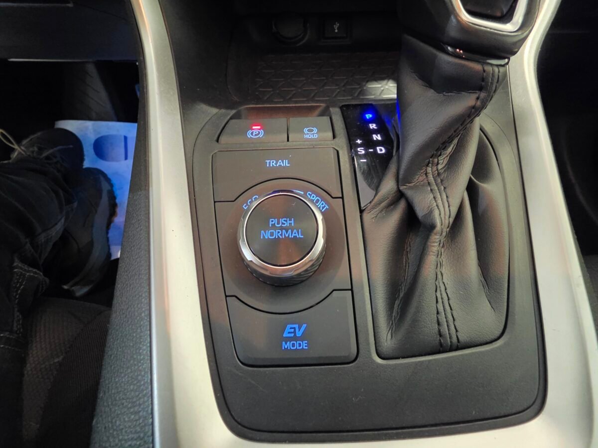 TOYOTA RAV4 220H Business 4WD