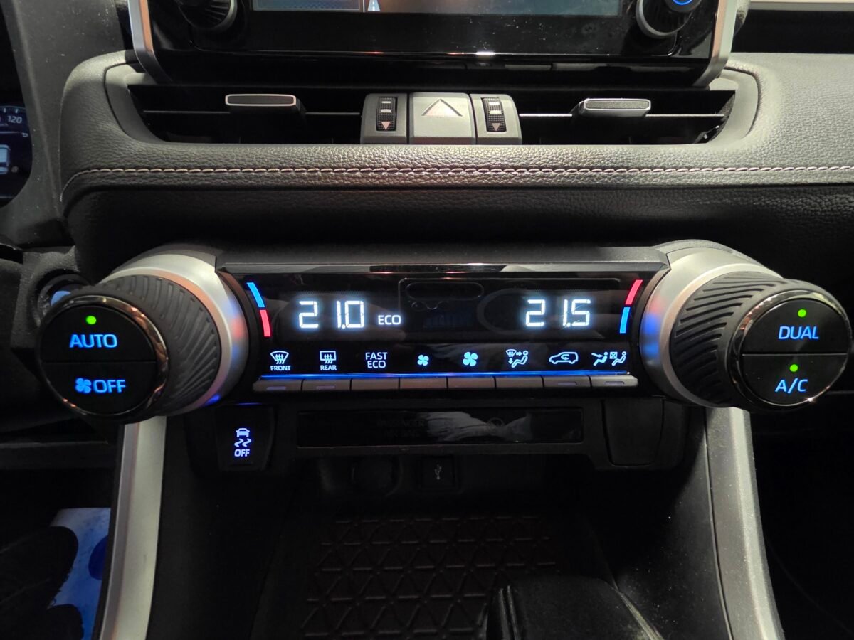 TOYOTA RAV4 220H Business 4WD