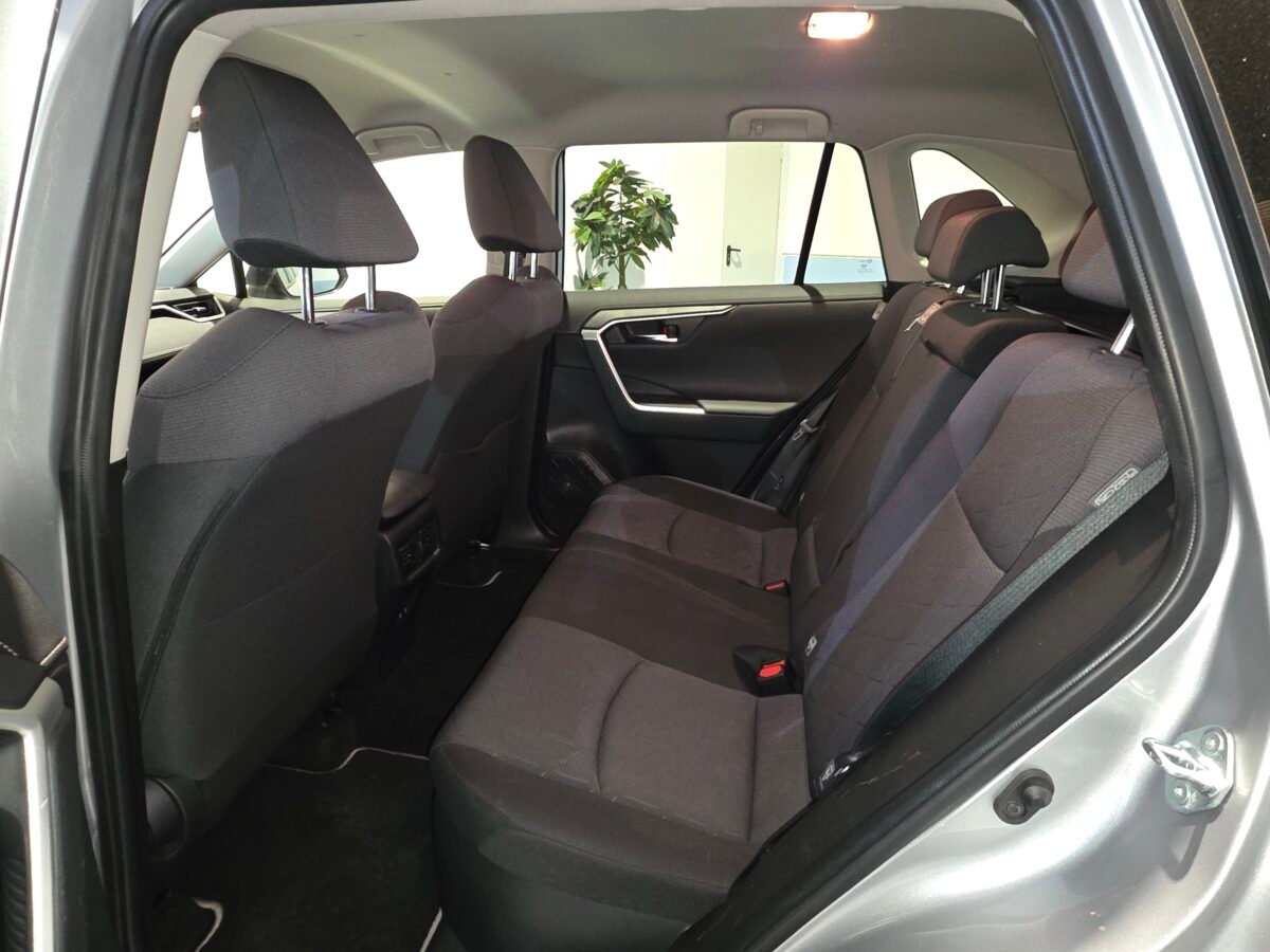 TOYOTA RAV4 220H Business 4WD