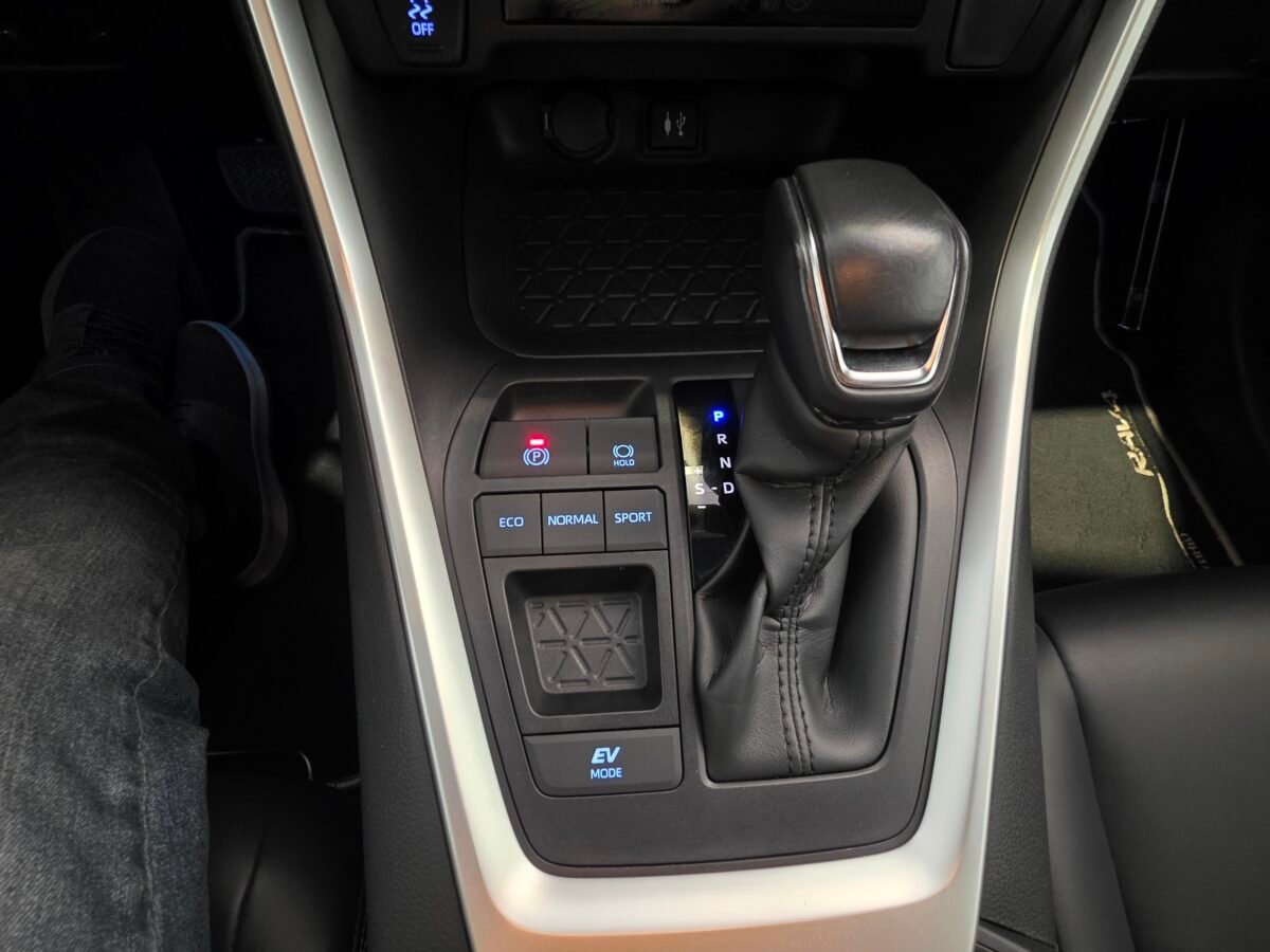 TOYOTA RAV4 2.5l 220H Advance