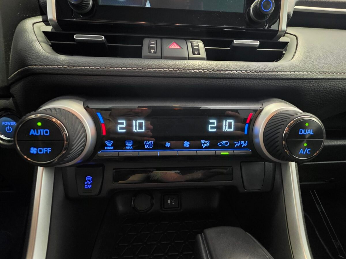 TOYOTA RAV4 2.5l 220H Advance