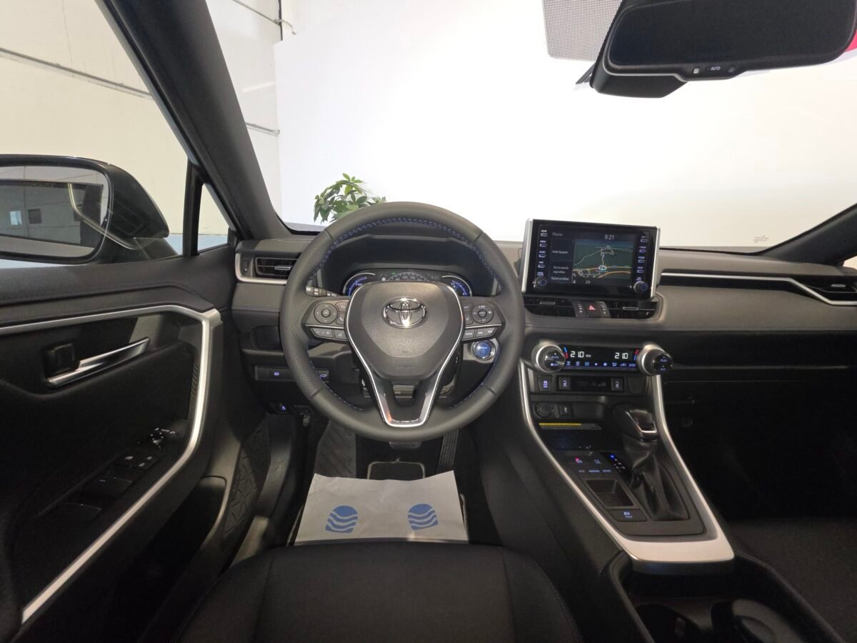 TOYOTA RAV4 https://www.youtube.com/watch?v=pa2ninKCeTU