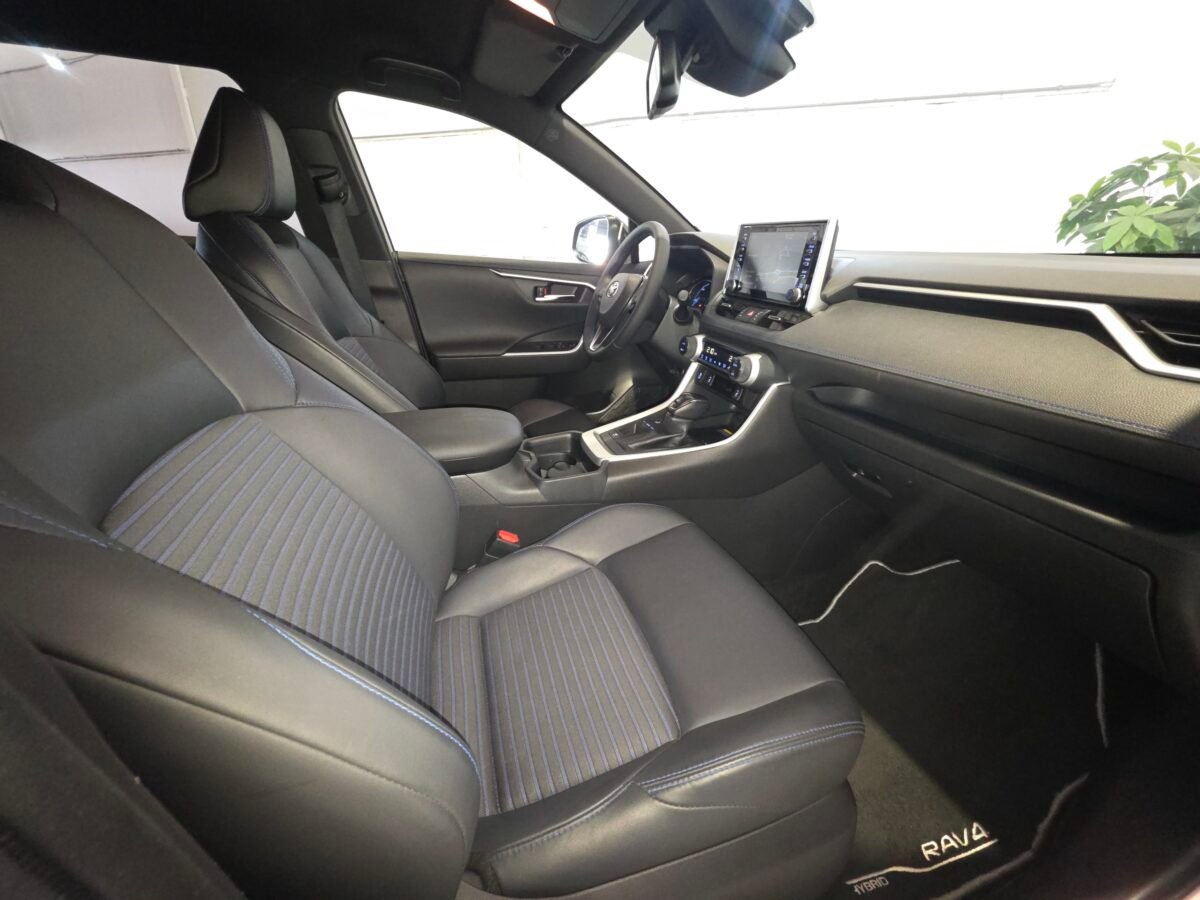 TOYOTA RAV4 https://www.youtube.com/watch?v=pa2ninKCeTU