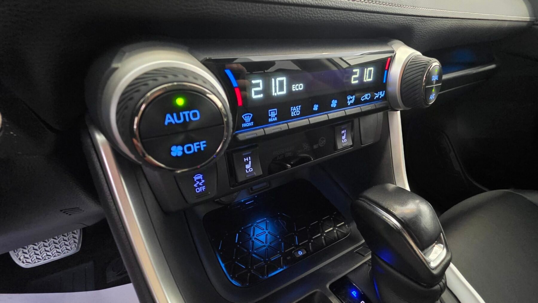 TOYOTA RAV4 2.5l LUXURY 4WD 220H 