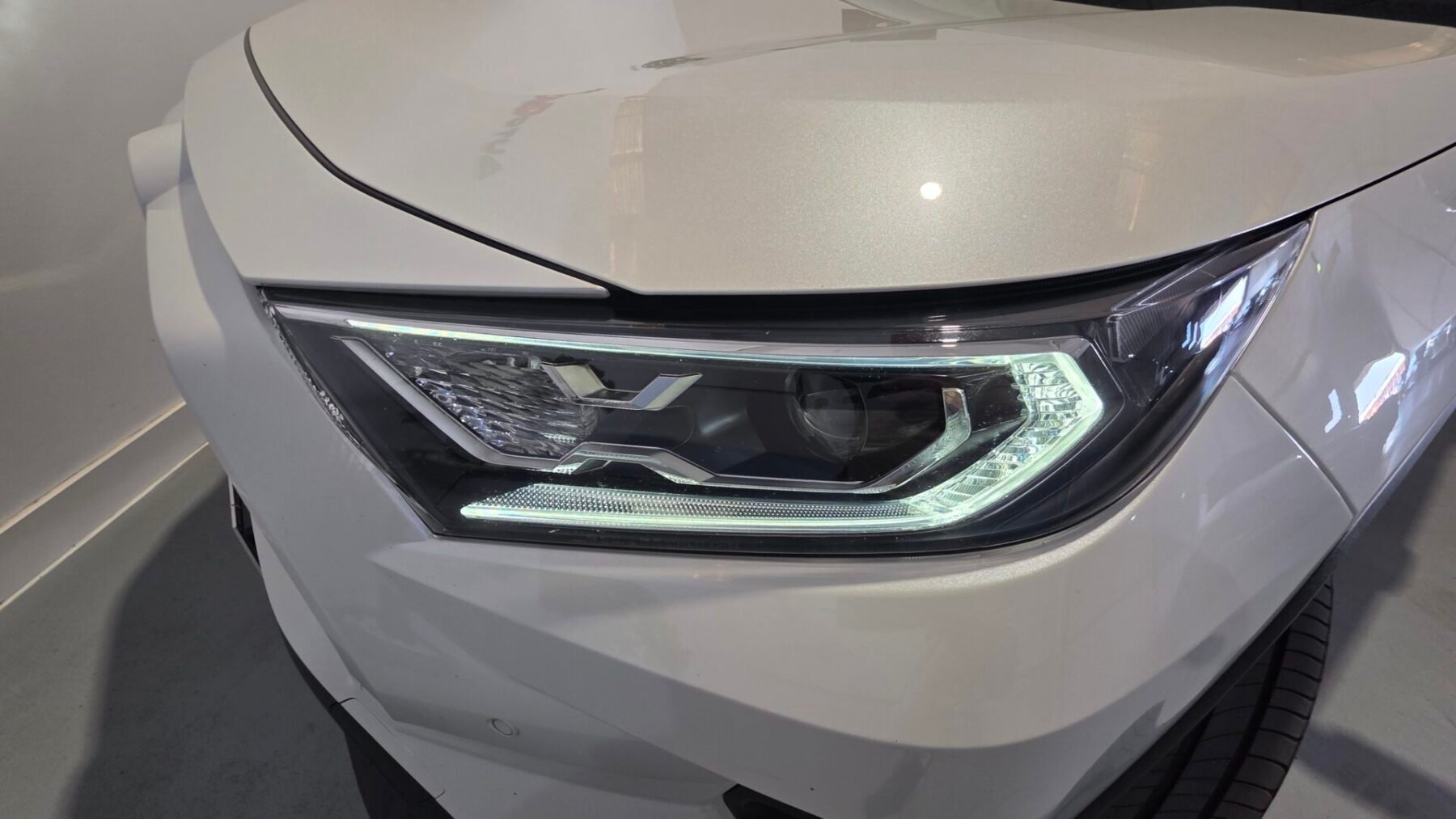 TOYOTA RAV4 2.5l LUXURY 4WD 220H 