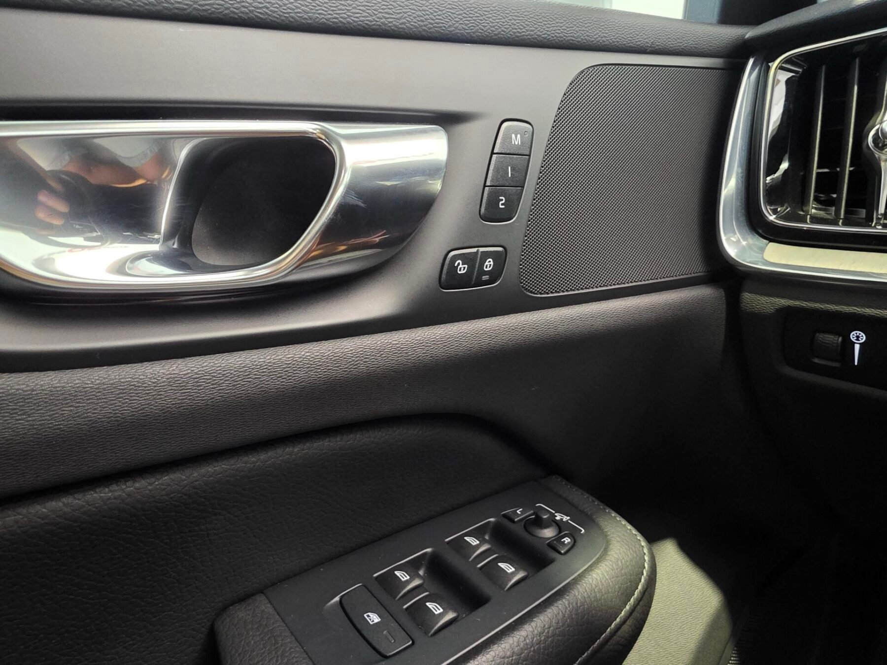 VOLVO B4G FWD Inscription