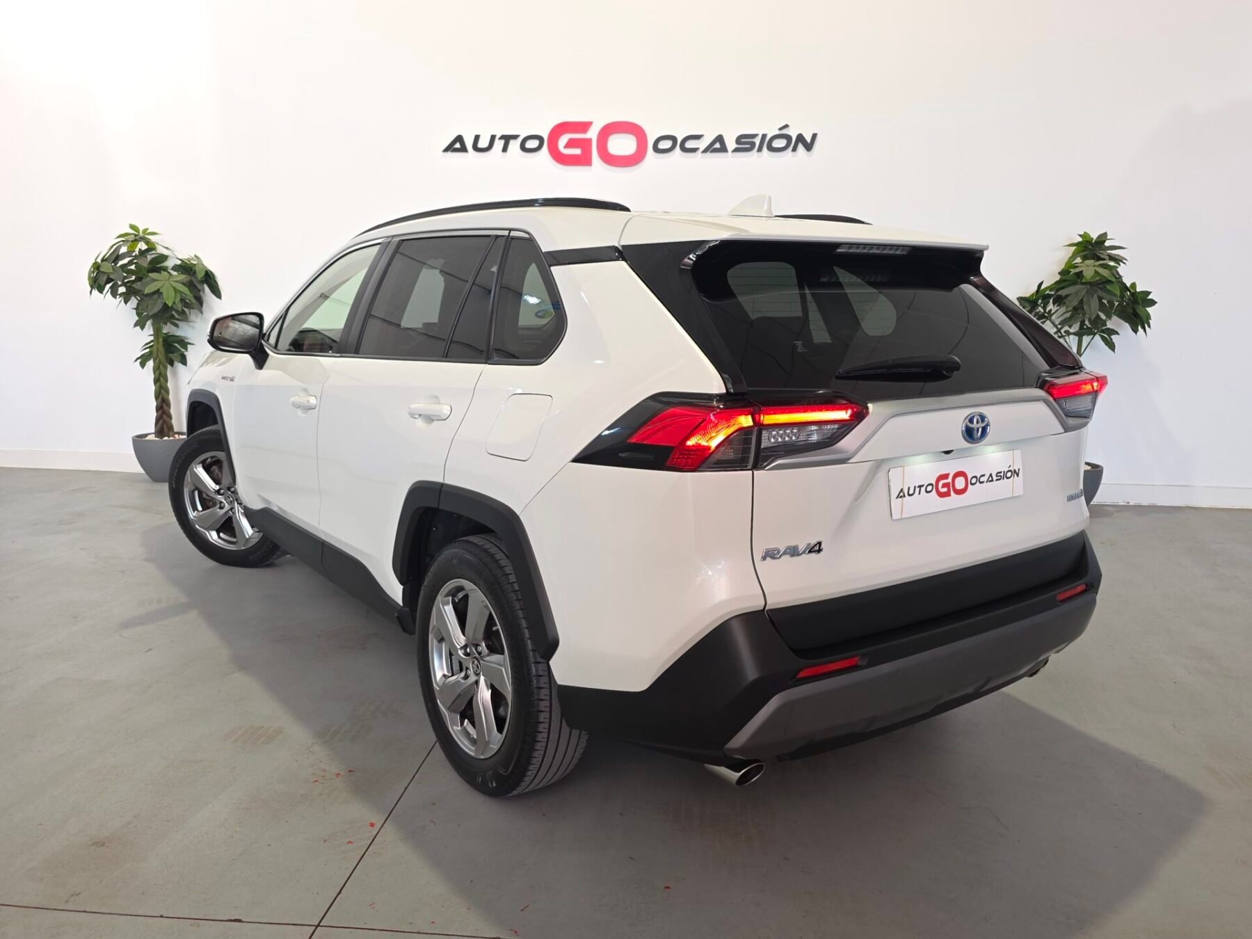 TOYOTA RAV4 2.5l 220H Business