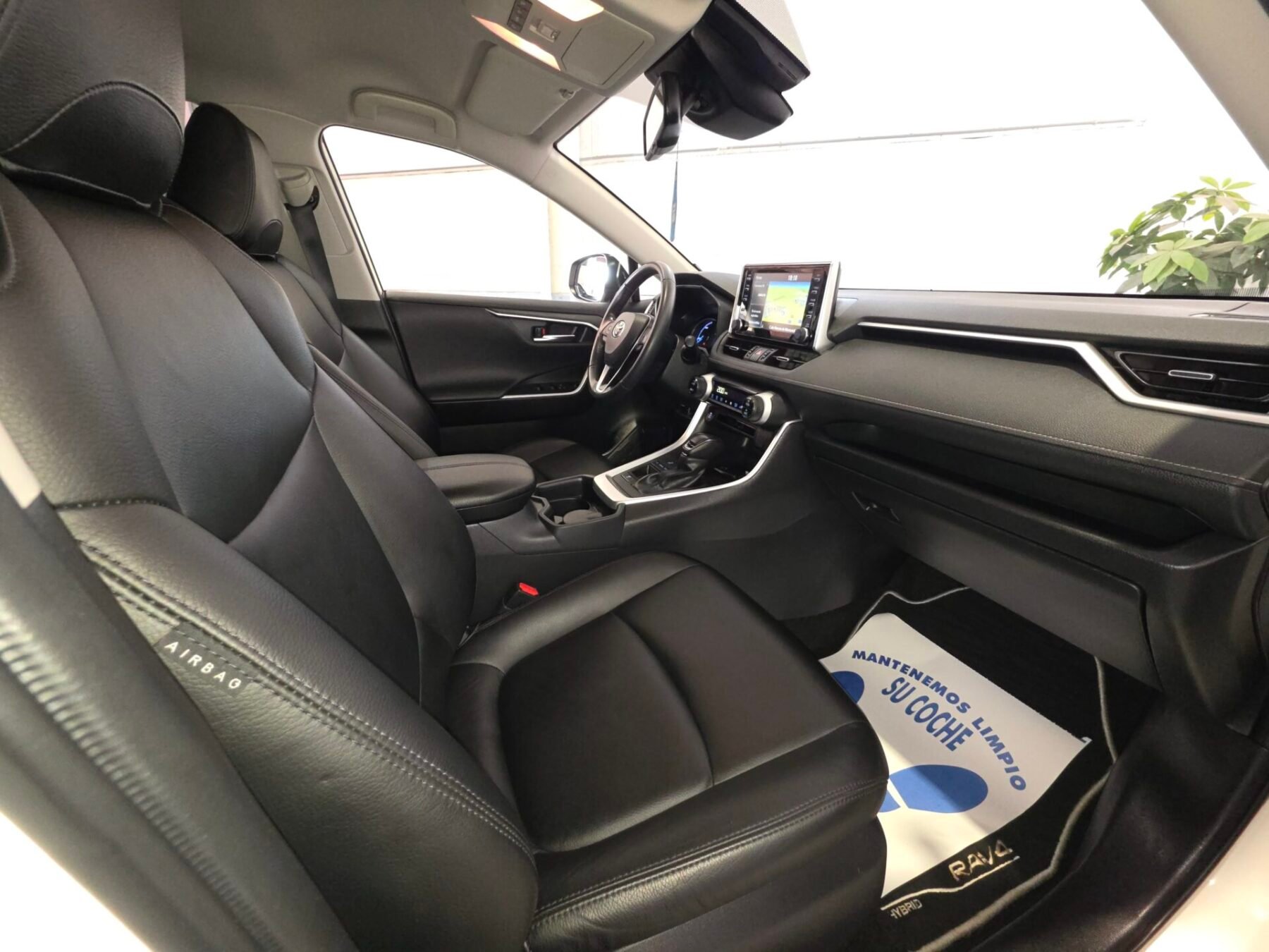 TOYOTA RAV4 2.5l 220H Business