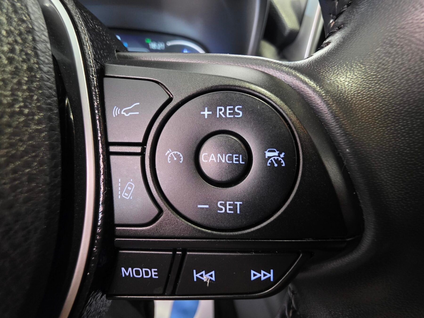 TOYOTA RAV4 2.5l 220H Business