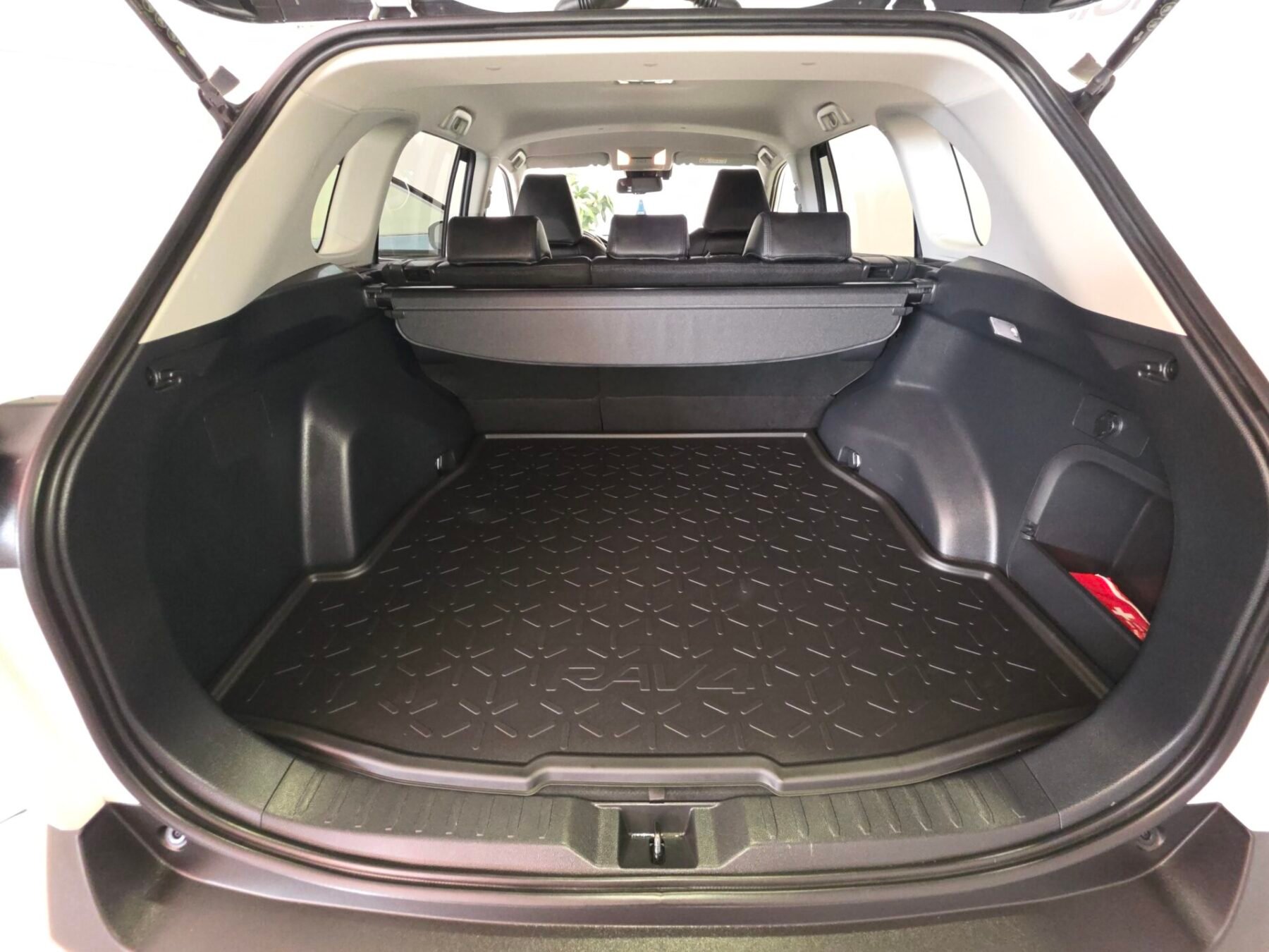 TOYOTA RAV4 2.5l 220H Business