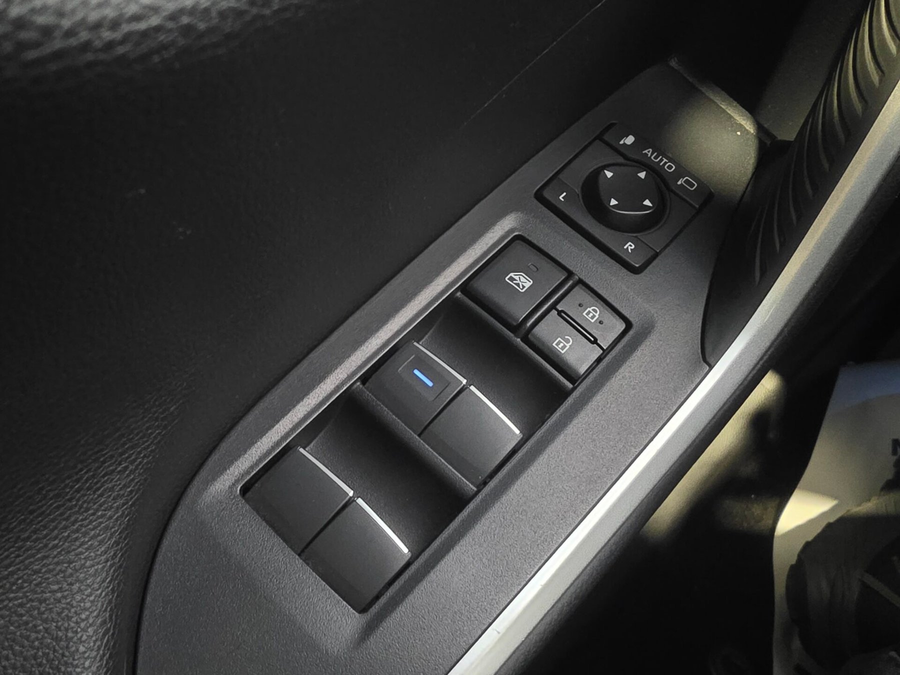 TOYOTA RAV4 2.5l 220H Business