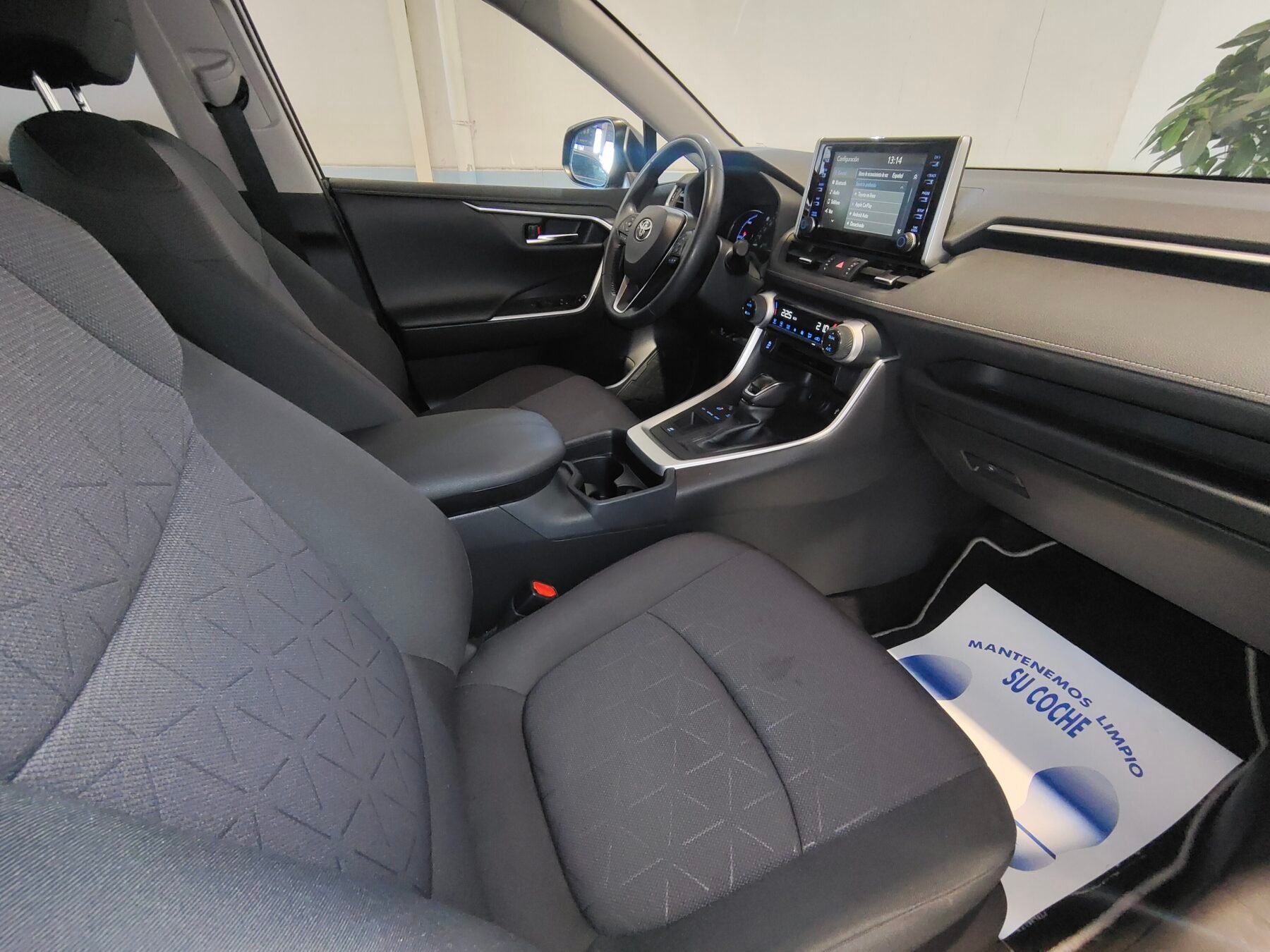 TOYOTA RAV4 2.5l 220H Advance