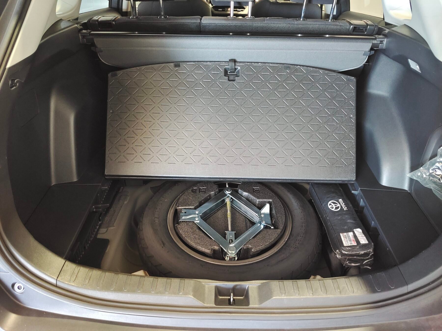 TOYOTA RAV4 2.5l 220H Advance