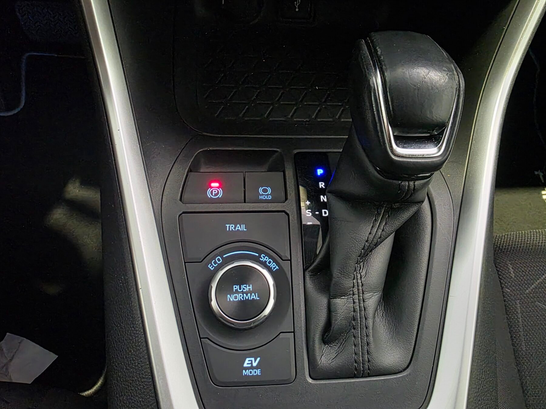 TOYOTA RAV4 2.5l 4WD 220H Advance