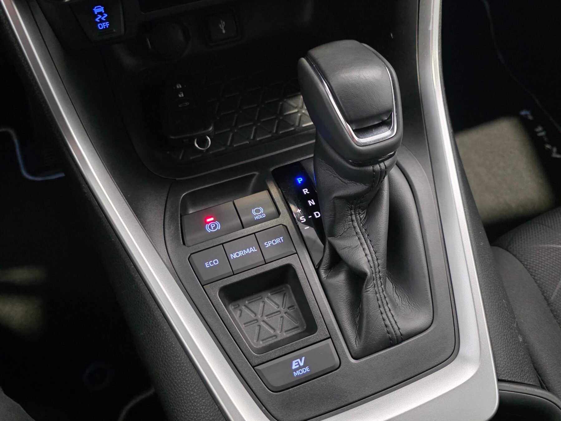 TOYOTA RAV4 2.5l 220H Advance