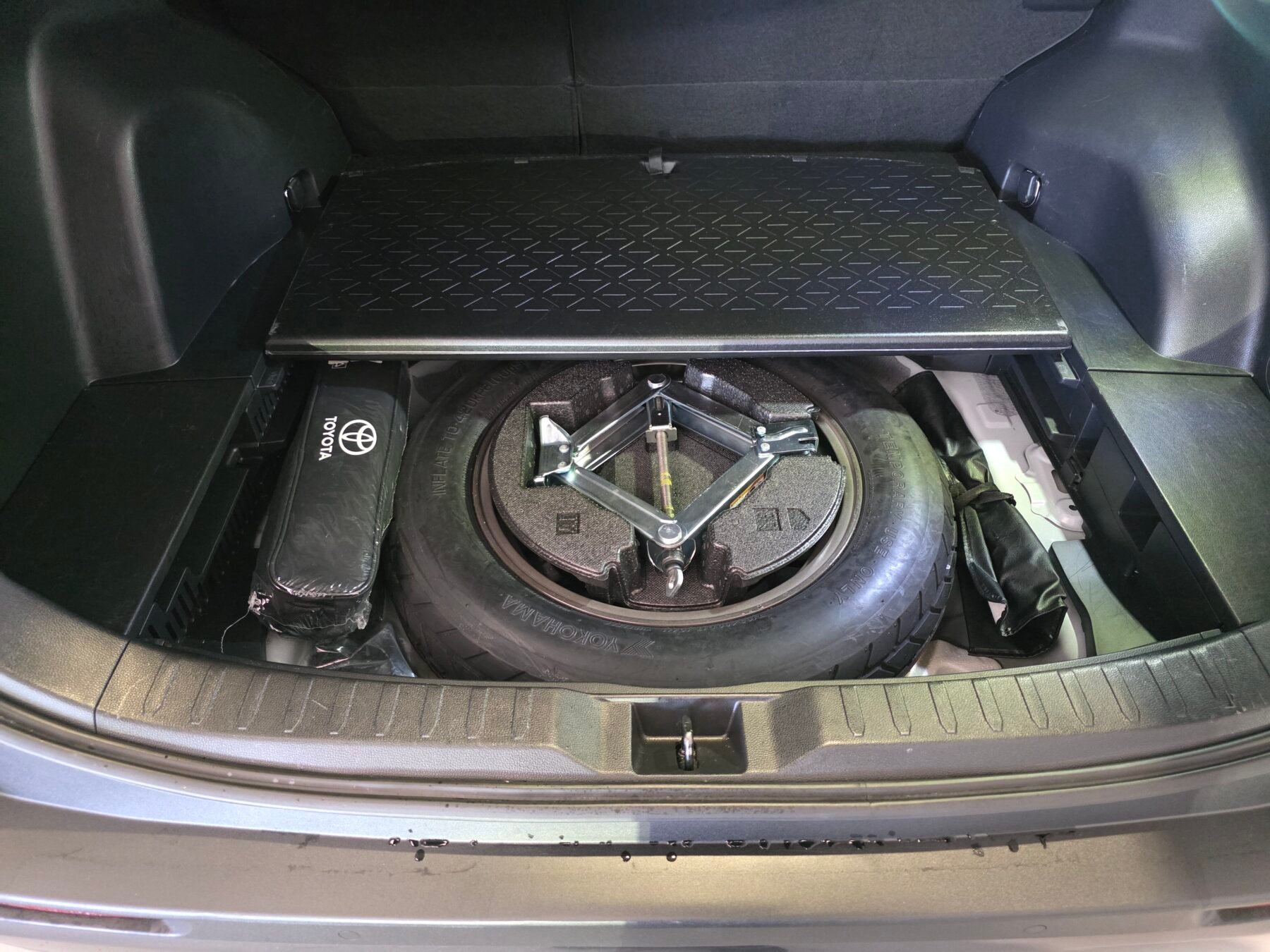 TOYOTA RAV4 2.5l 220H Advance