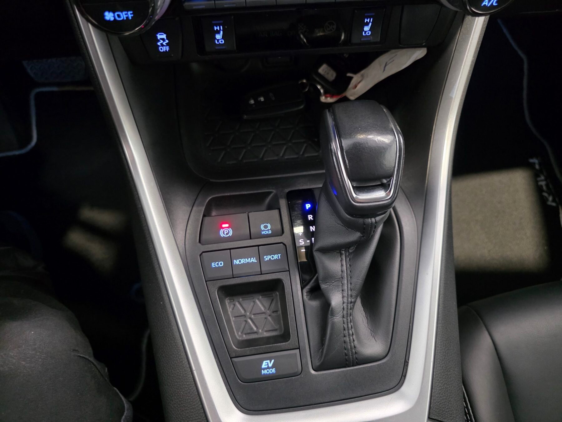 TOYOTA RAV4 2.5l 220H Advance Plus