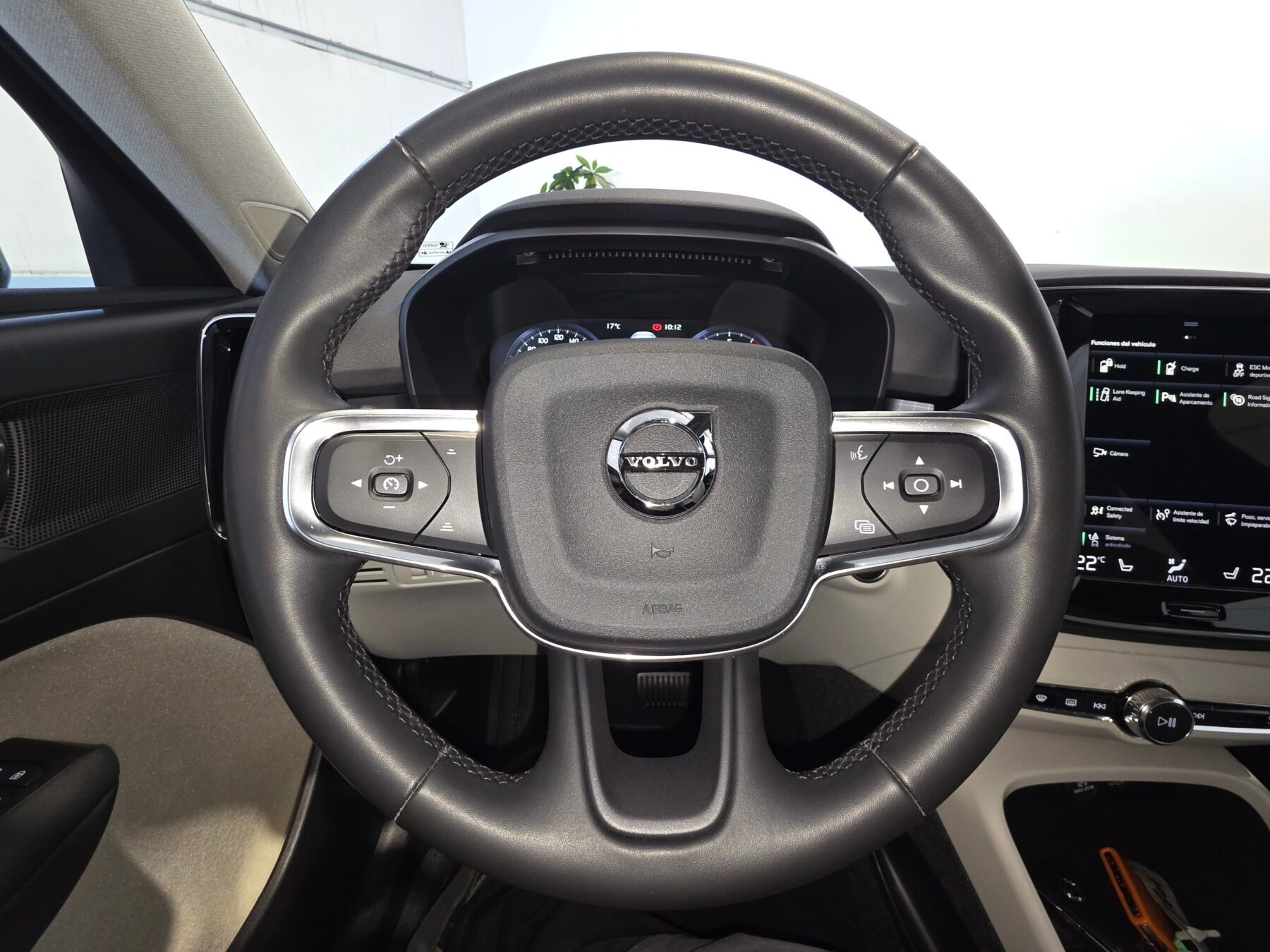 VOLVO XC40 1.5 T4 Twin Recharge Momentum