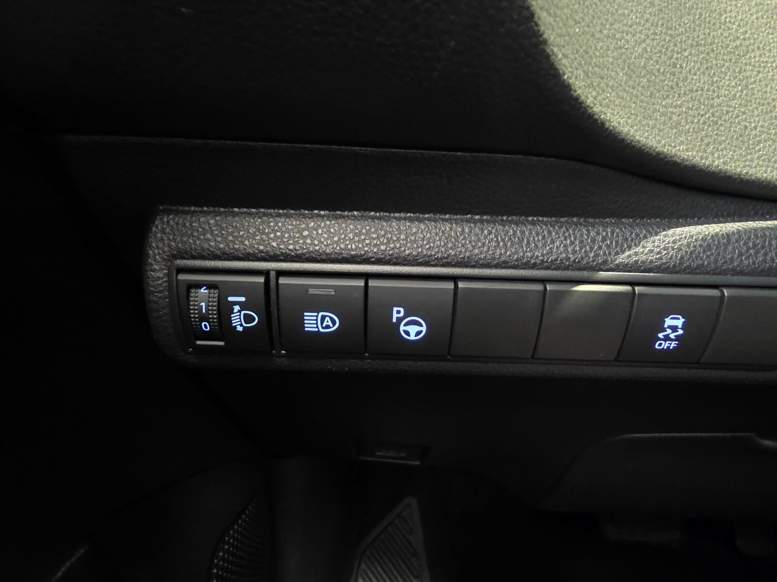 TOYOTA Corolla 2.0 180H ADVANCE ECVT