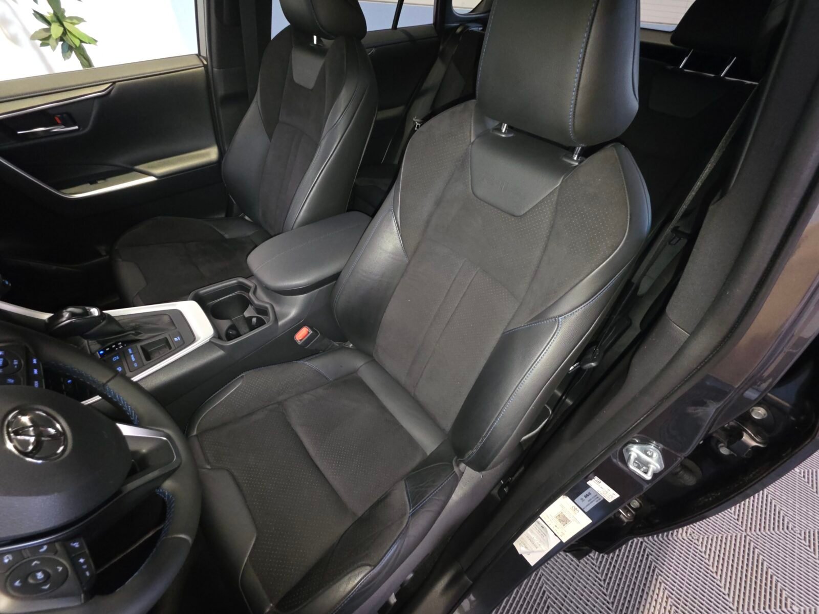 TOYOTA RAV4 2.5l 220H Style