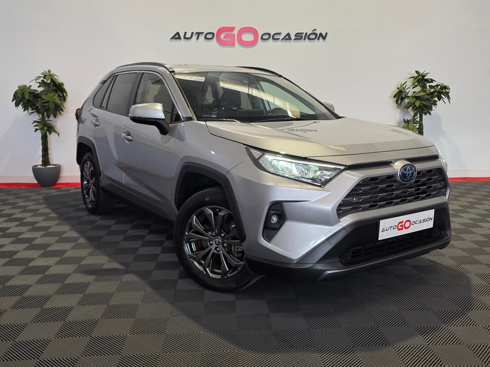 TOYOTA RAV4 2.5l 220H Advance