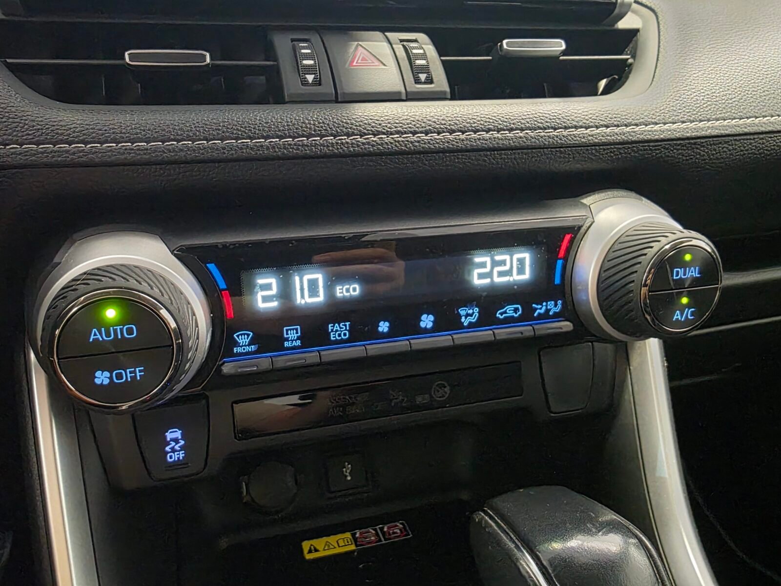 TOYOTA RAV4 2.5l 220H Advance