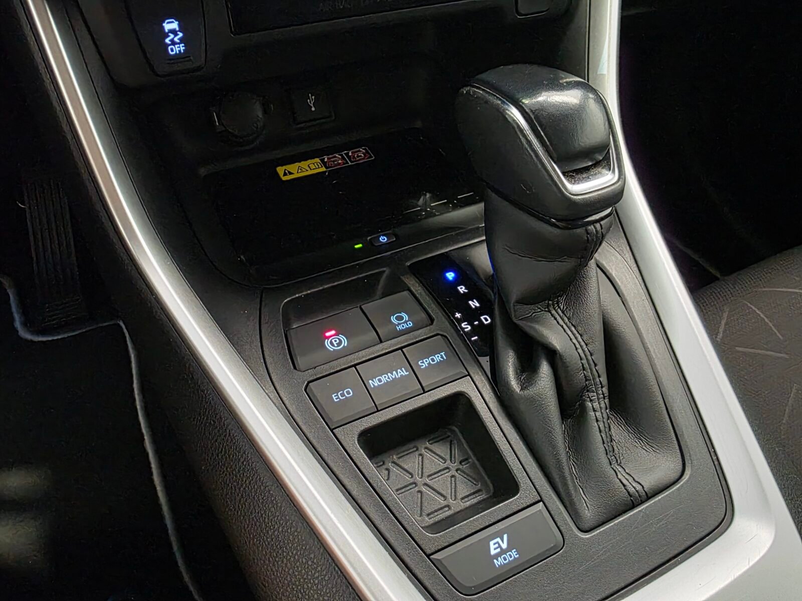 TOYOTA RAV4 2.5l 220H Advance