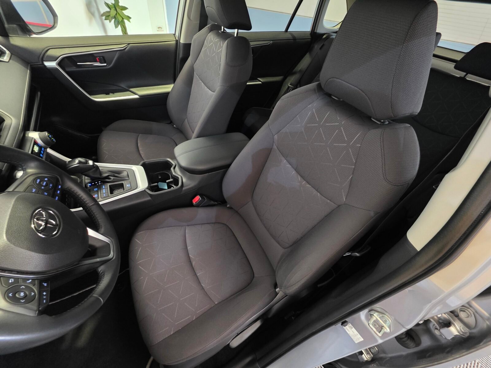 TOYOTA RAV4 2.5l 220H Advance